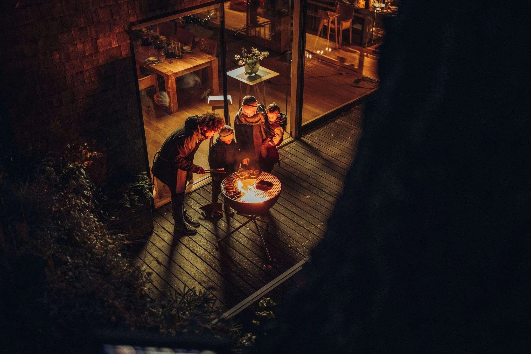 Table de pique-nique en bois au charme rustique et à la finition naturelle.