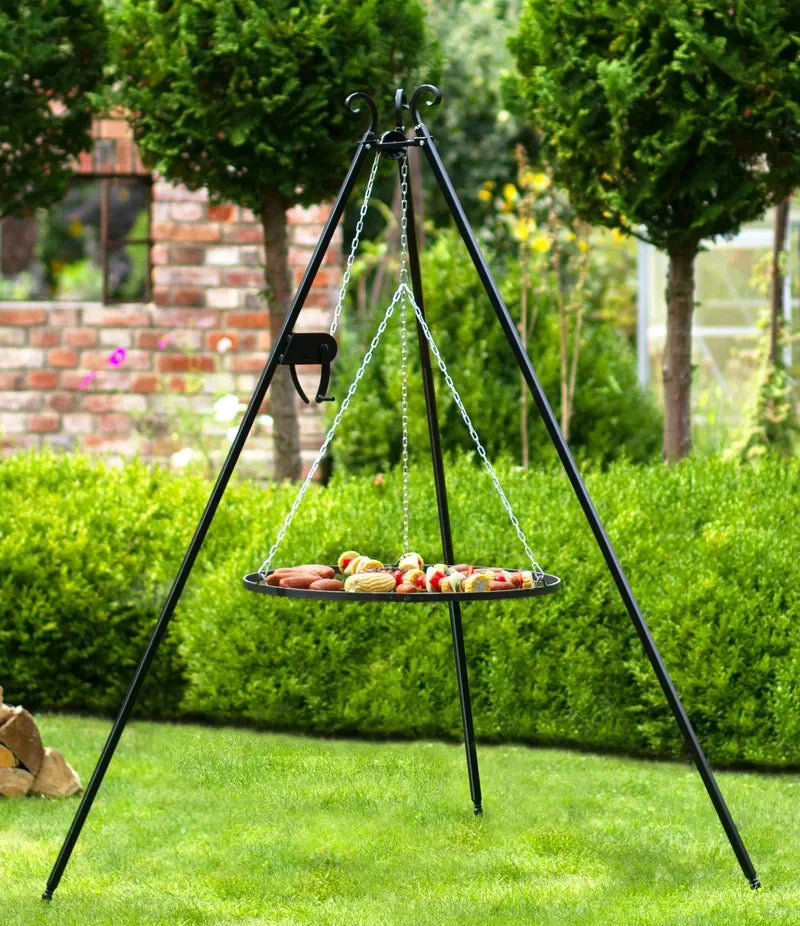 Mangeoire à oiseaux suspendue en métal noir avec trois pieds et un plateau circulaire.