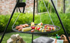 Gril suspendu avec cadre en métal noir et chaînes, contenant divers aliments comme des saucisses, du maïs en épi, des brochettes.