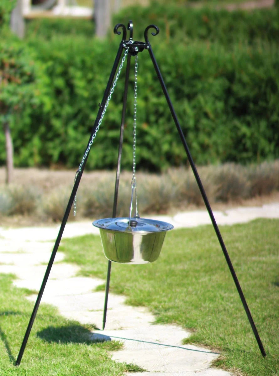 Bain d’oiseaux suspendu en acier inoxydable avec trépied noir et chaîne décorative.