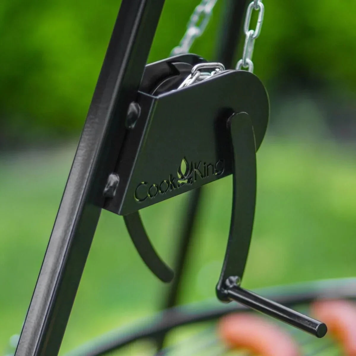 Balançoire en métal noir avec un logo vert et un design en maillons de chaîne.