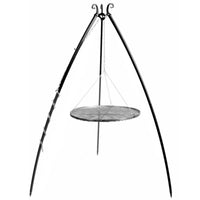 Support de gril tripode en métal noir avec grilles suspendues et crochets décoratifs.