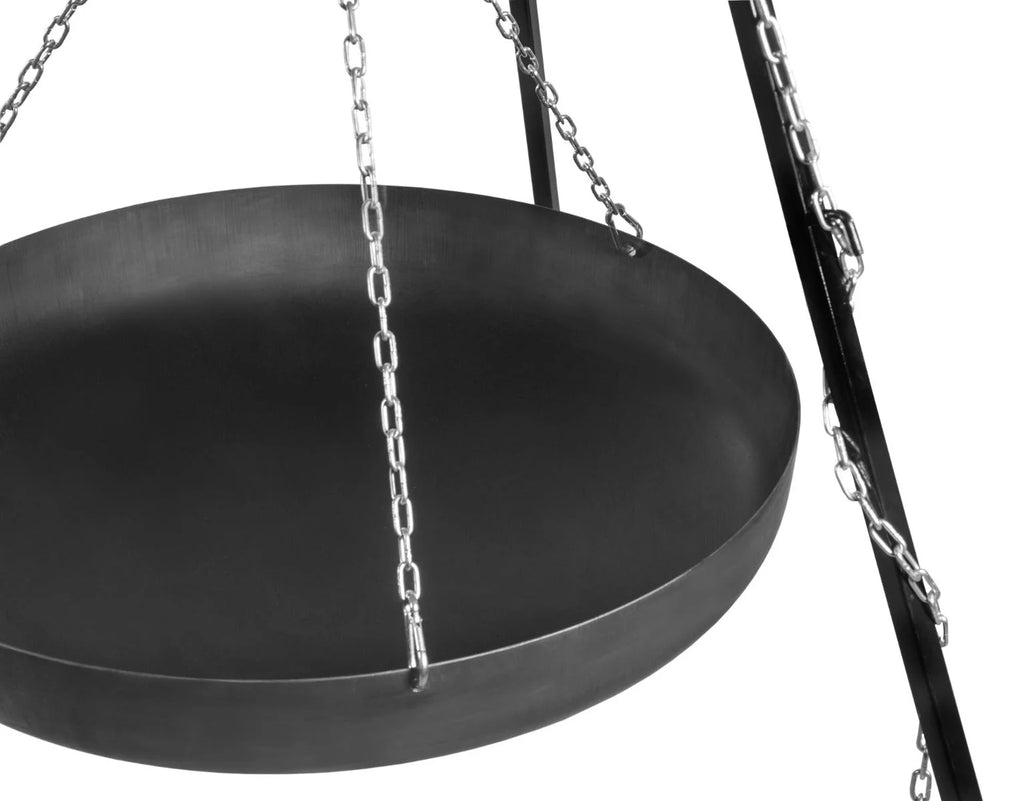 Mangeoire à oiseaux suspendue en métal noir avec chaînes argentées et une base ronde et plate.