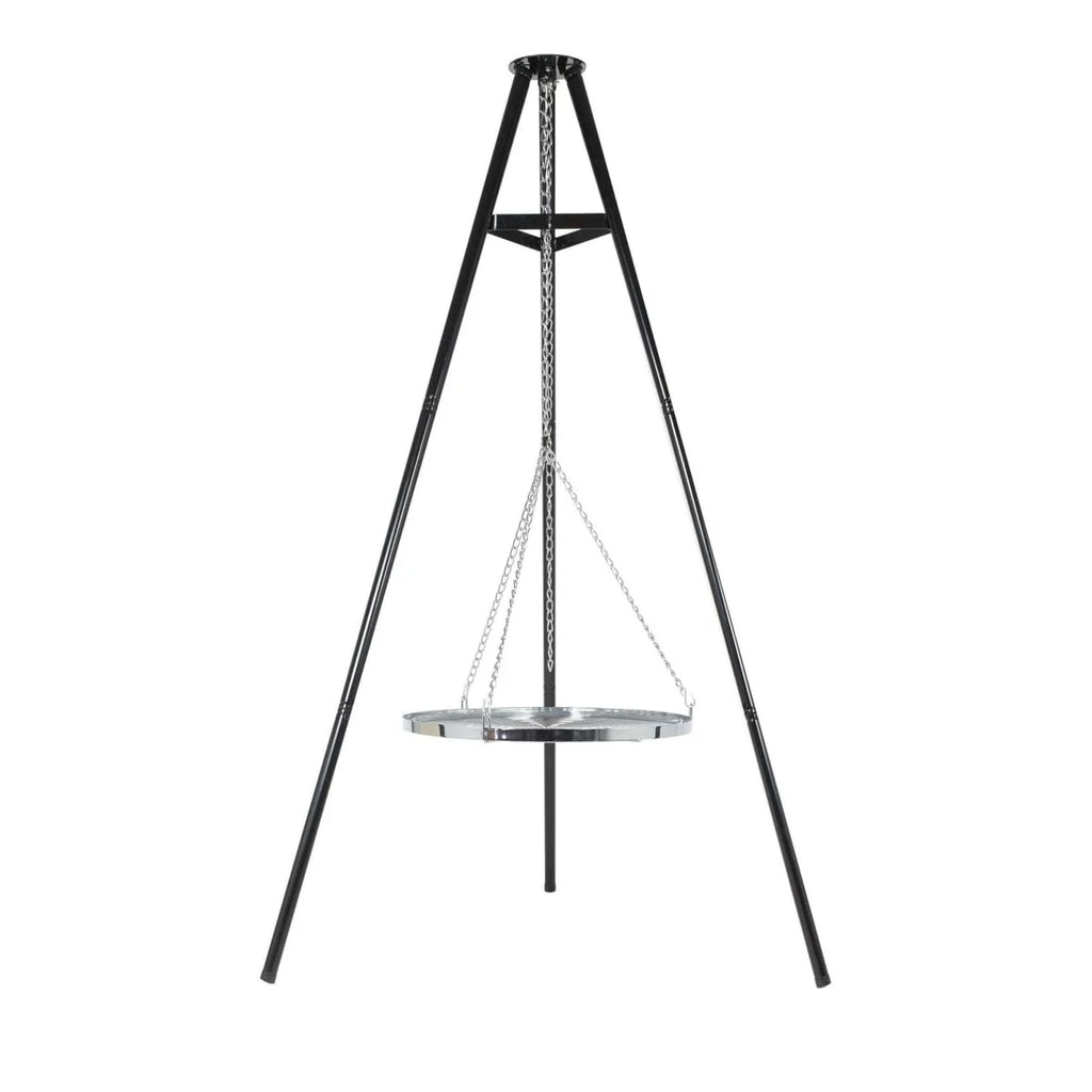 Support de foyer de feu sur trépied noir avec un plateau suspendu en métal argenté.