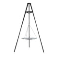 Support de foyer de feu sur trépied noir avec un plateau suspendu en métal argenté.