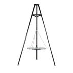 Support de foyer de feu sur trépied noir avec un plateau suspendu en métal argenté.