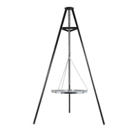 Support de foyer de feu sur trépied noir avec un plateau suspendu en métal argenté.