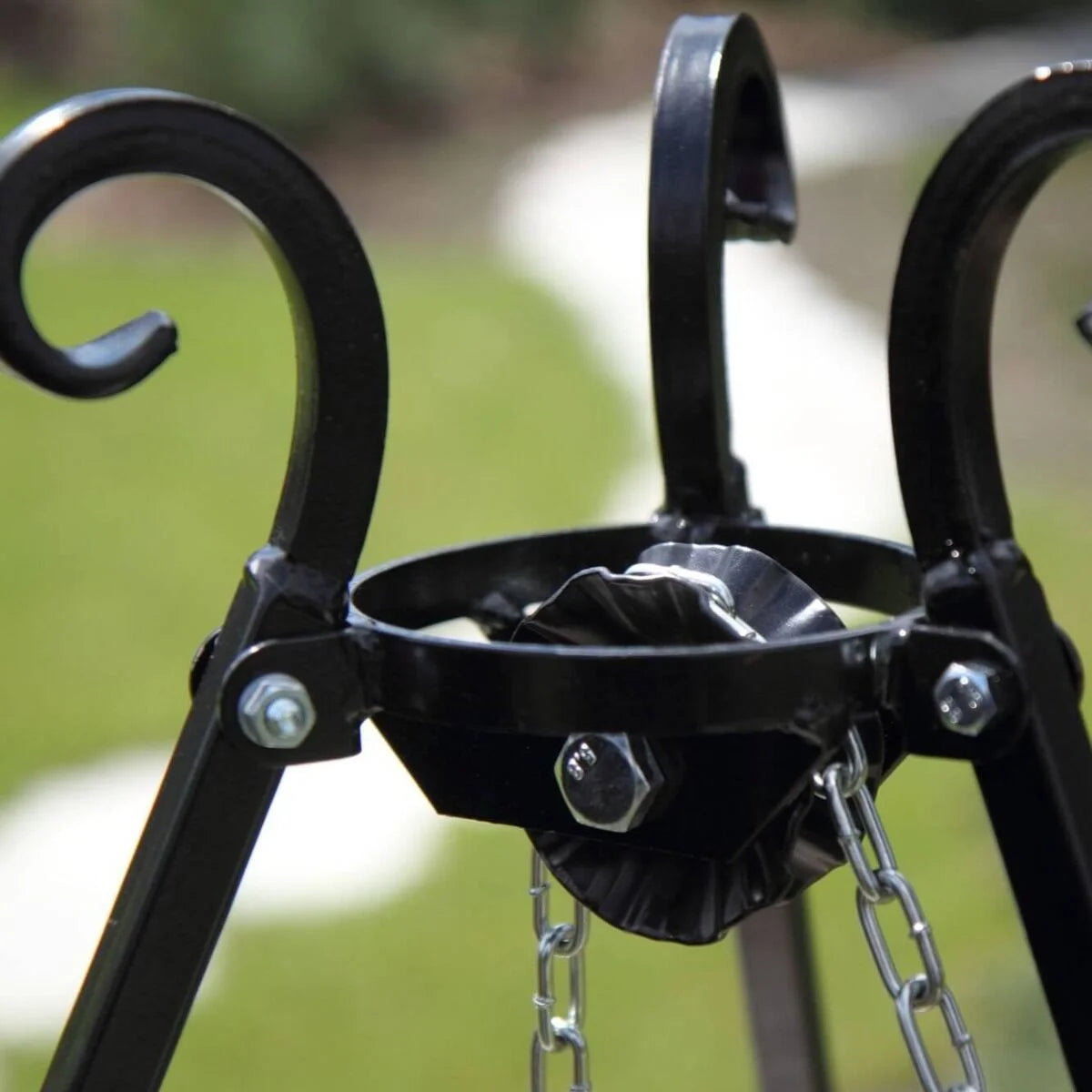 Suspension en fer forgé avec finition noire et ornements en volutes.