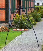 Gril suspendu en fer forgé avec maillons de chaîne et brochettes en bois pour la cuisine en extérieur.